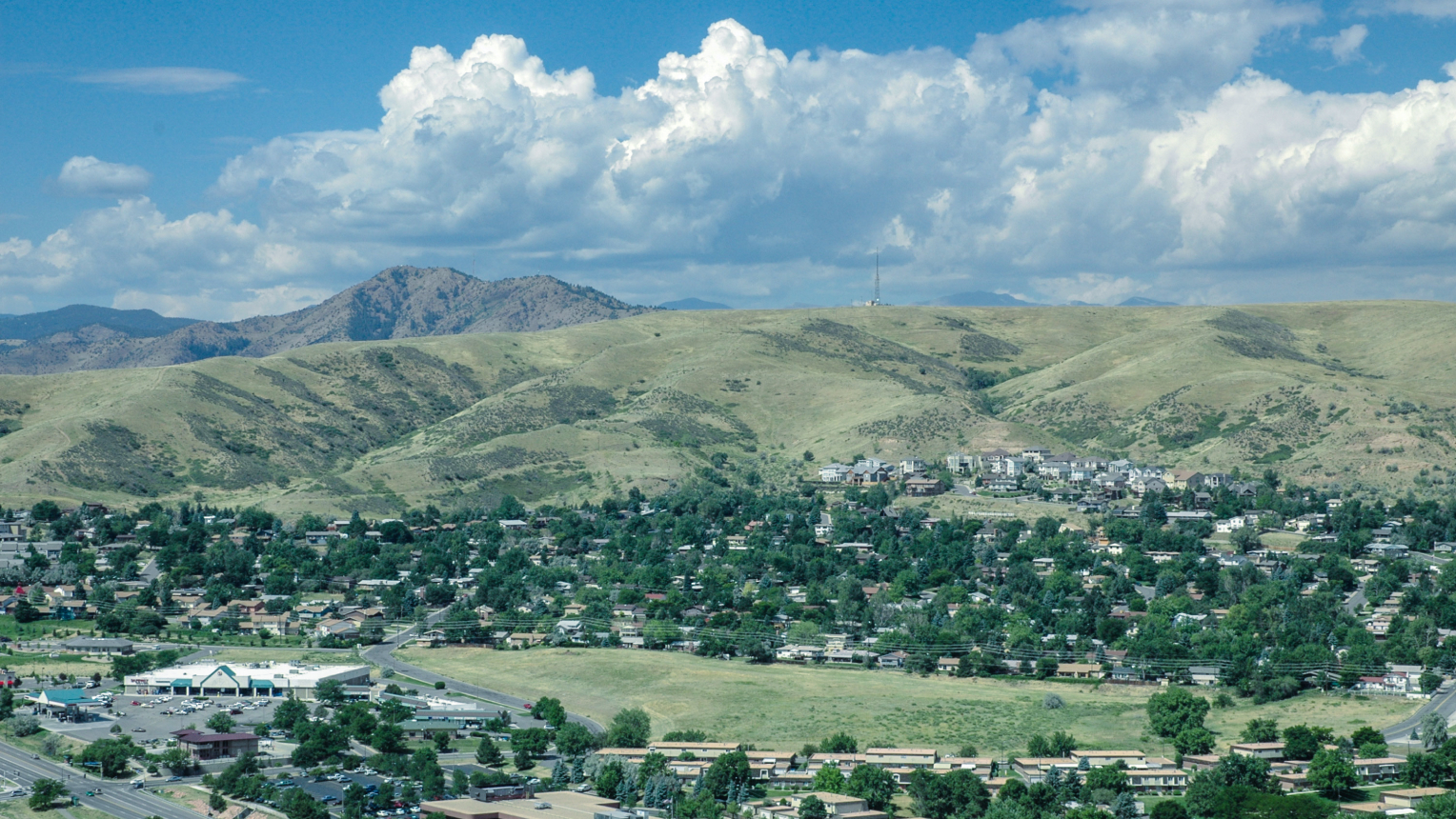 Panoramic view of Lakewood with mountains